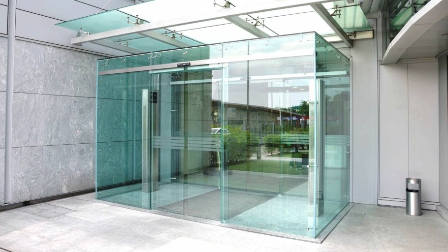Входная группа с тамбуром цельностеклянная