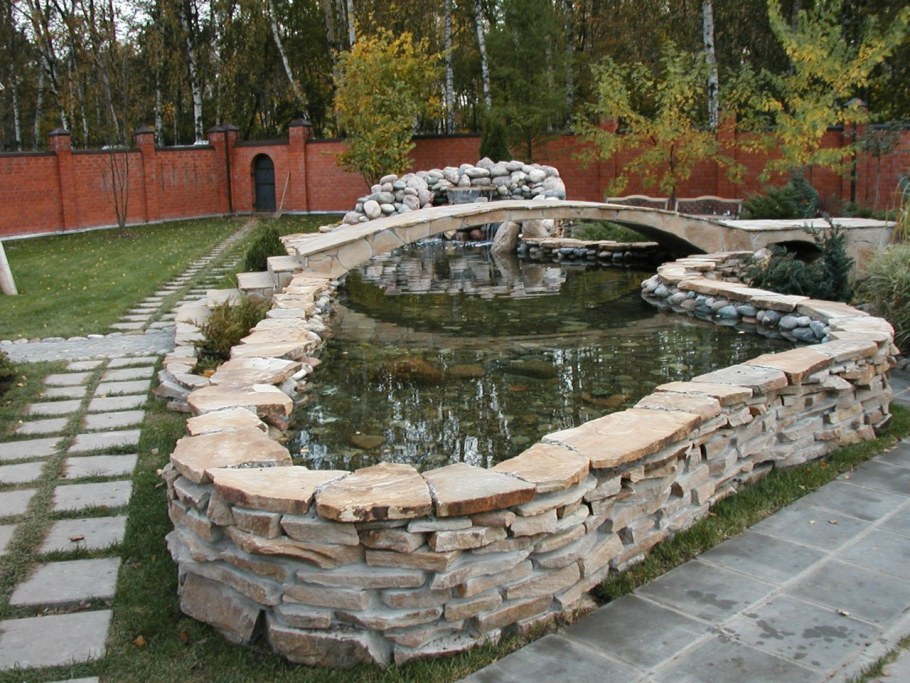 Каменная горка с водопадом