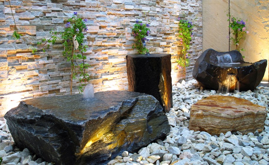 Родник во дворе из натурального камня