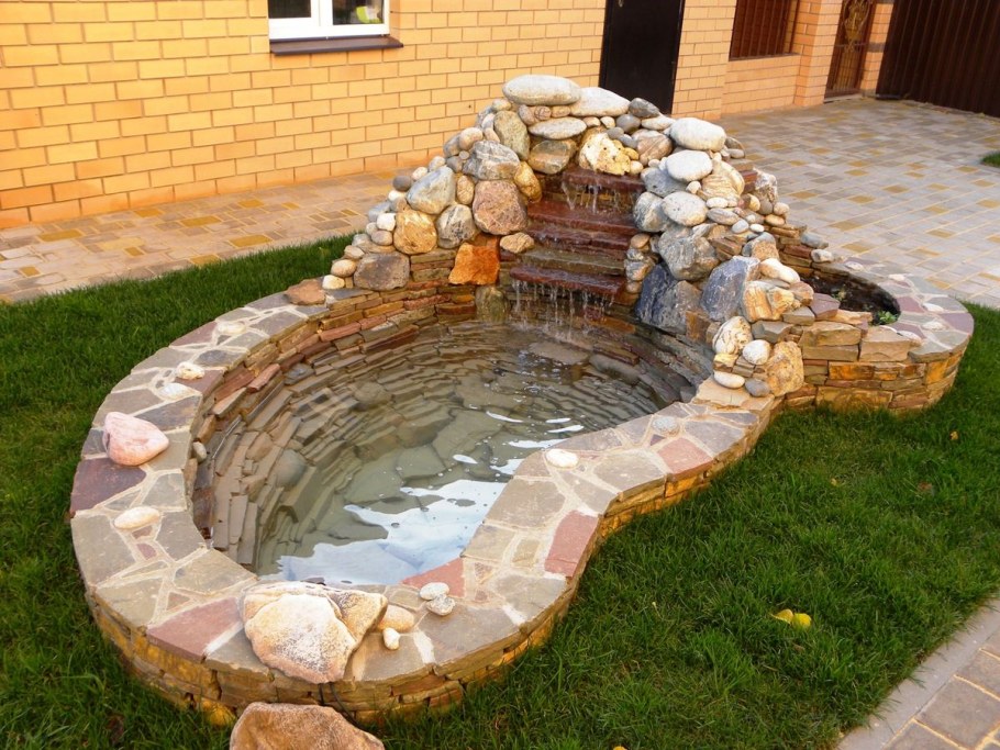 Альпийская горка с прудиком и водопадом