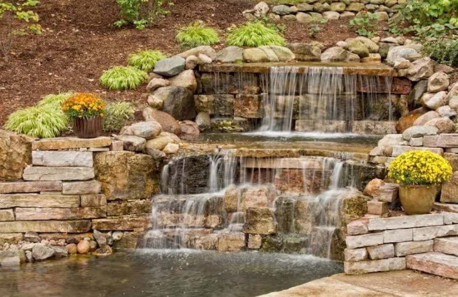 Водопад из камней на даче