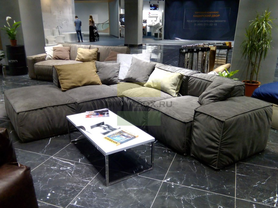 Гостиная с серым диваном