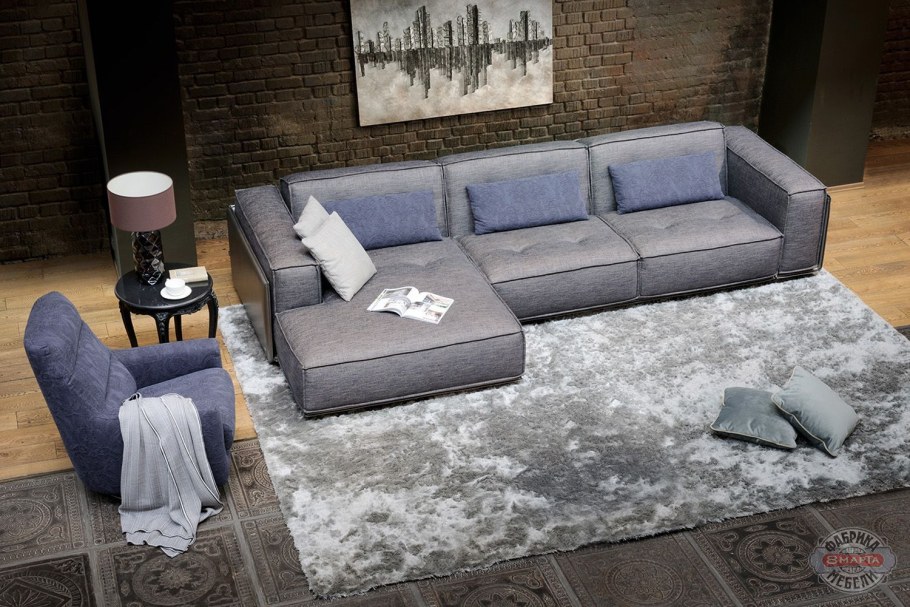 Темно серый диван в интерьере