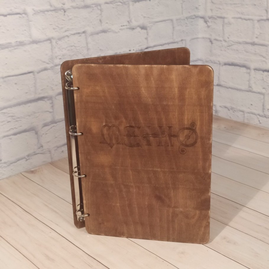 Меню в деревянном переплете