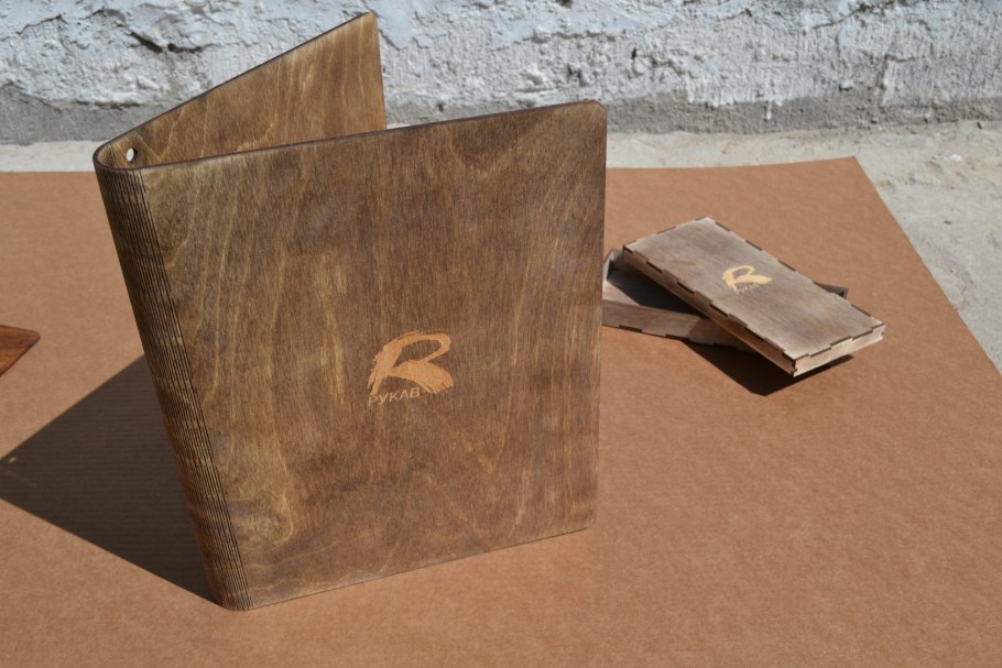 Меню на доске с прищепкой