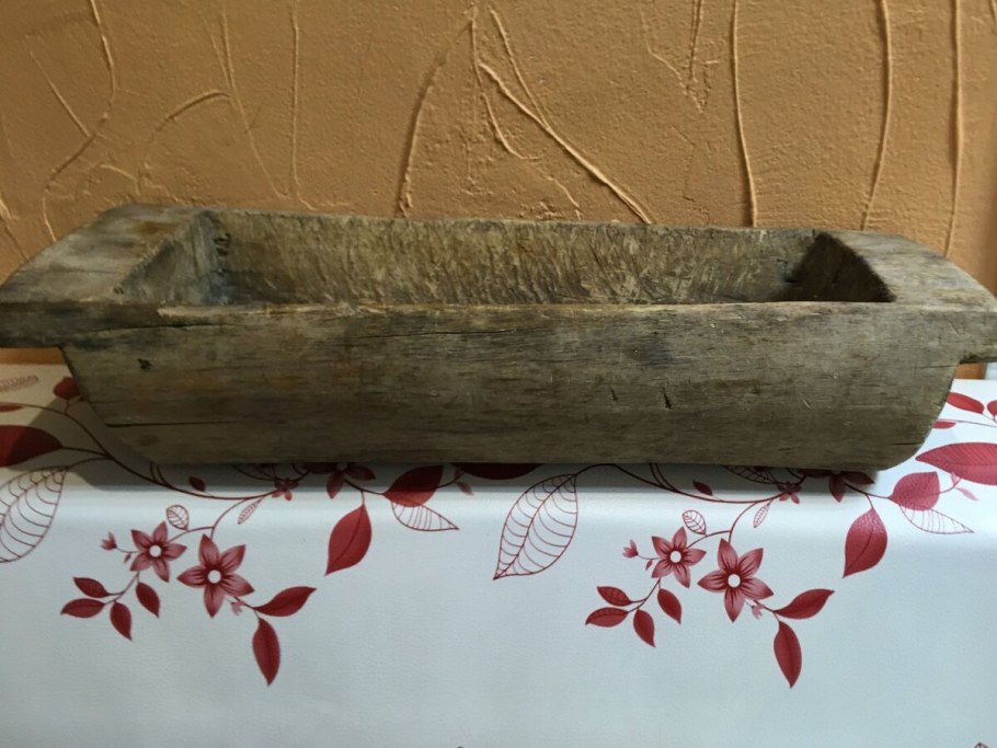 Деревянное корыто для замешивания теста