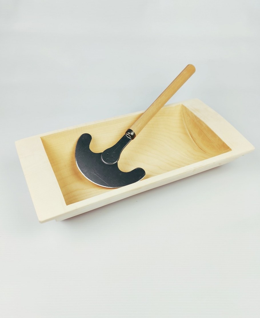 Деревянное корытце на прозрачном фоне