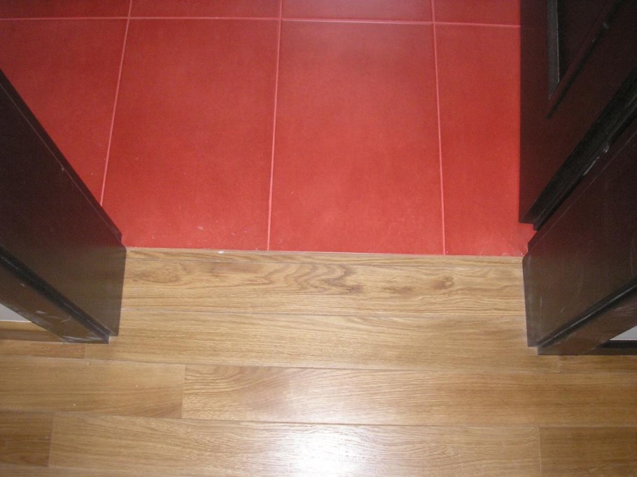 Стык плитки и ламината без порожка