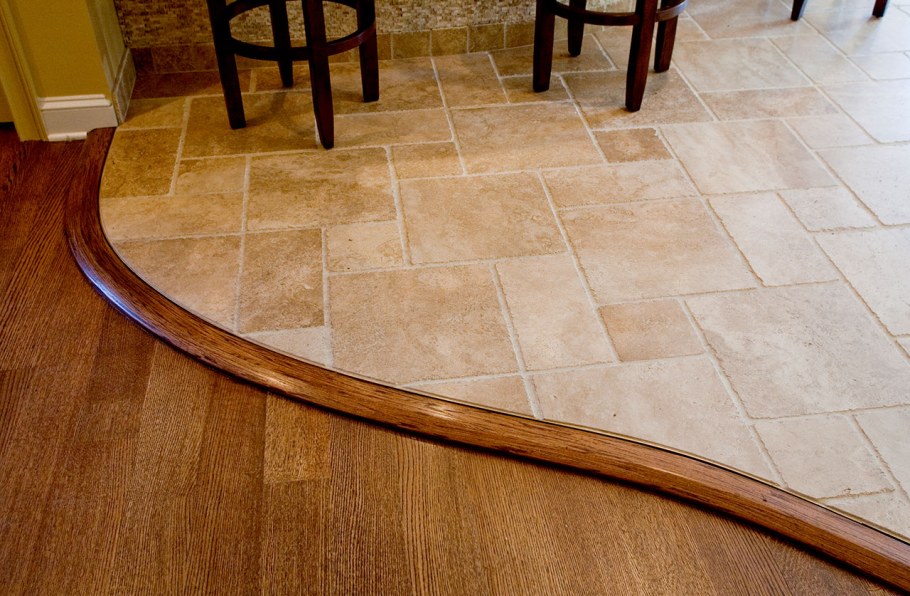 Стык плитки и ламината