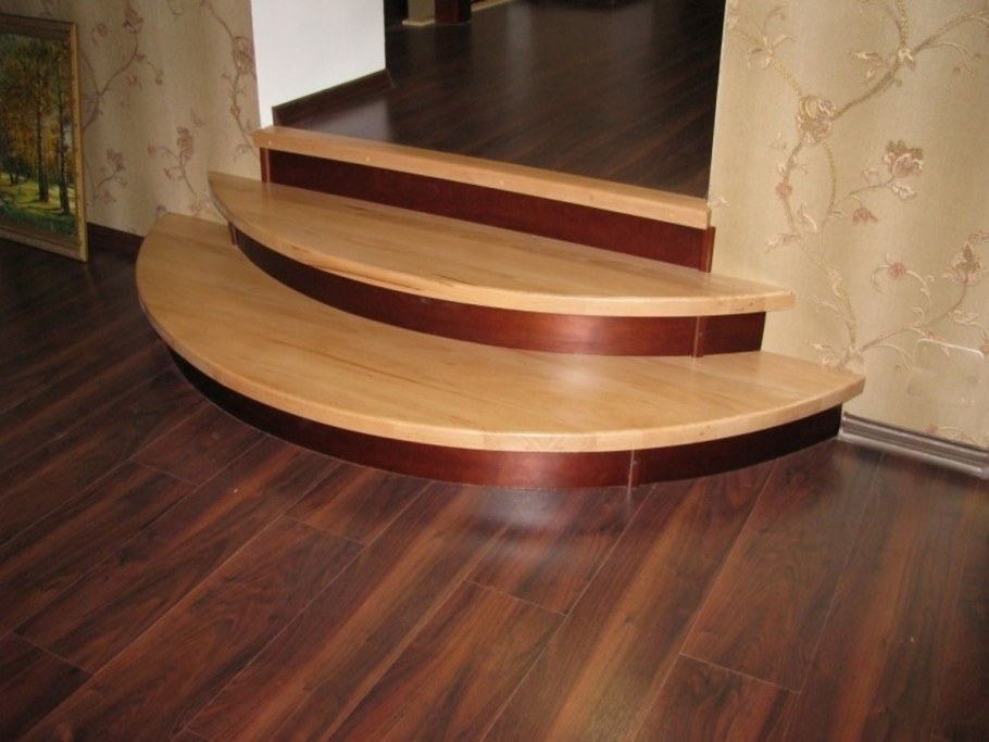 Полукруглые деревянные ступени