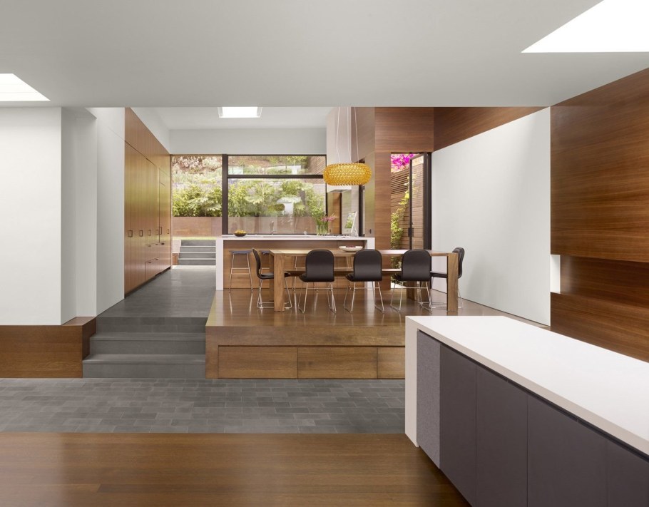 Многоуровневый пол в кухне-гостиной