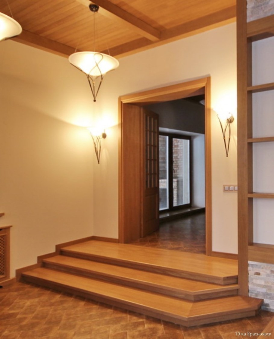 Ступеньки между комнатами в доме