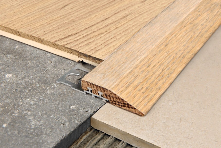 Напольный профиль из натурального дуба PROSLIDER Wood на базе алюминия