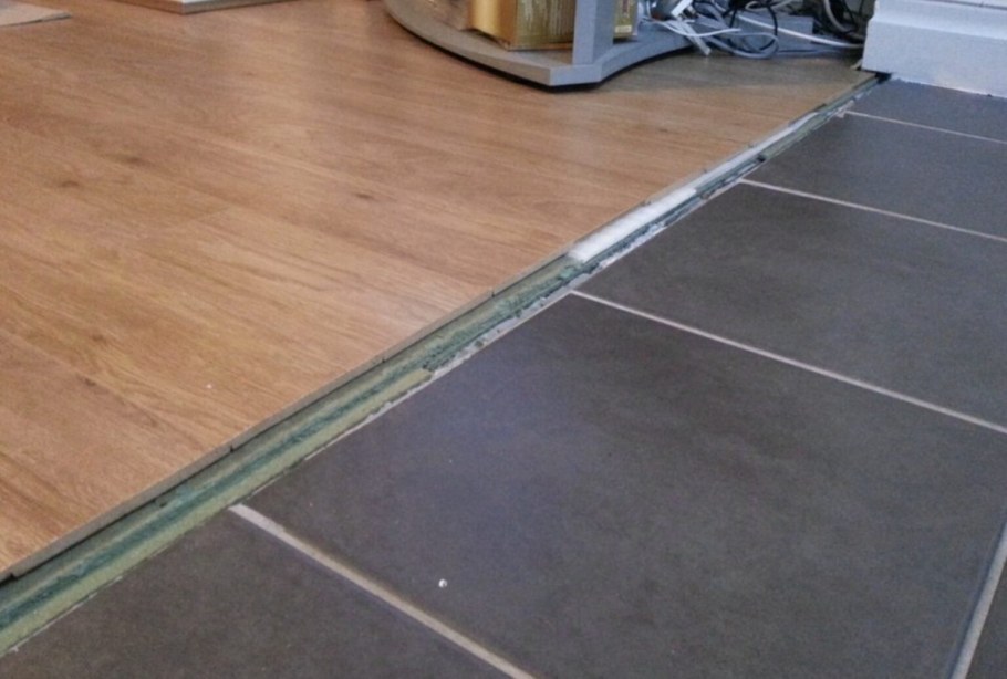 Стык линолеума и плитки