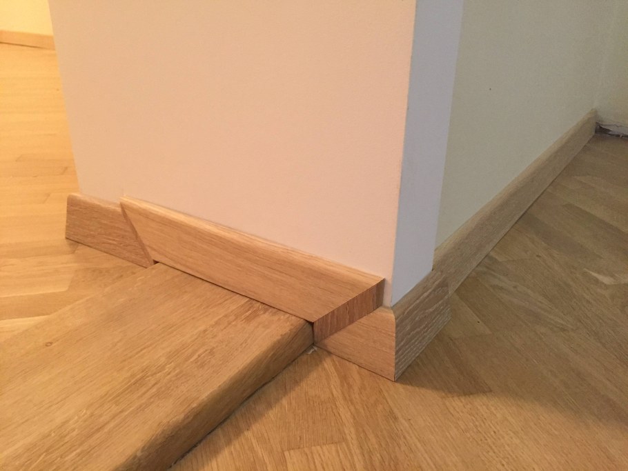 Плинтус широкий пластиковый зазор 45мм