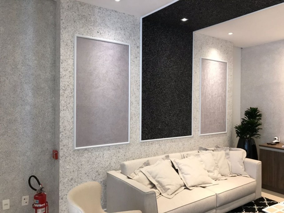 Фактурная штукатурка в интерьере спальни