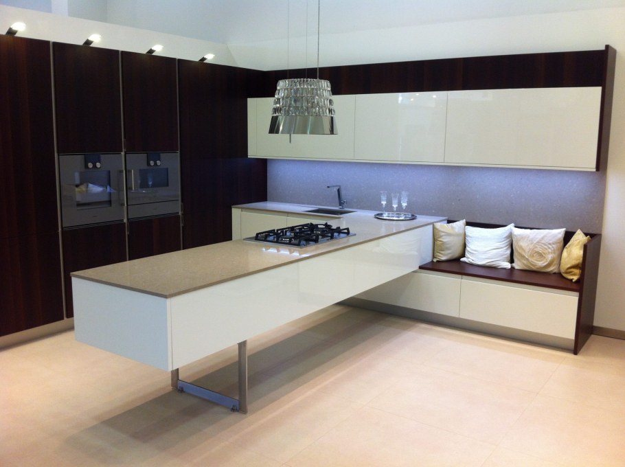 Складной стол в комнату