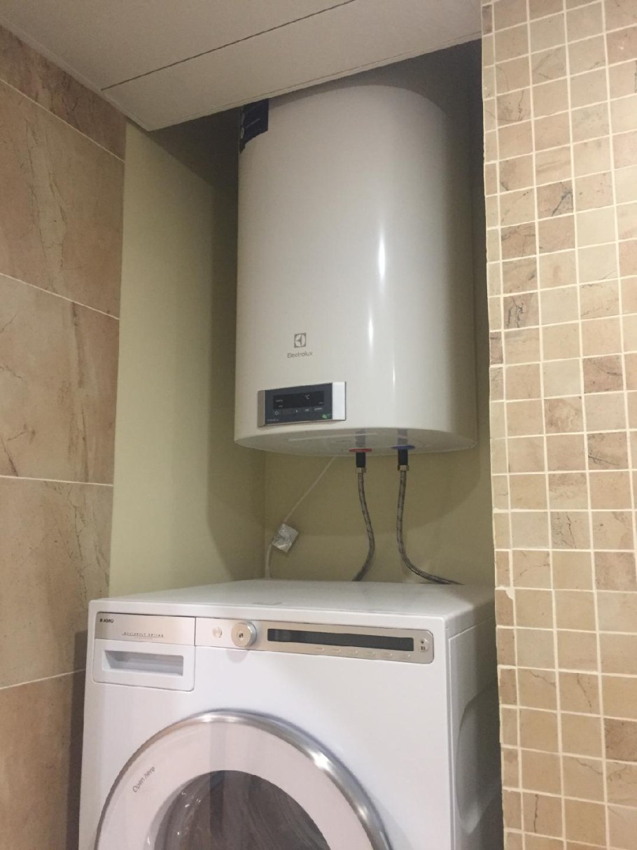 Стиральная машина и водонагреватель в шкафу