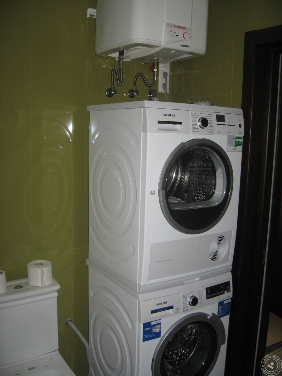 Стиральная машина и водонагреватель в шкафу