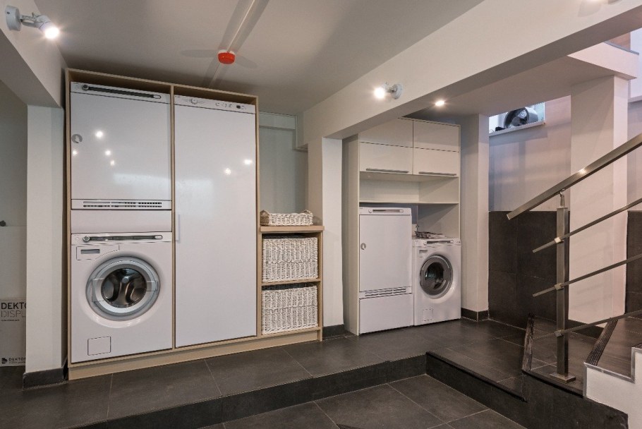 Стиральная машина в шкафу в коридоре