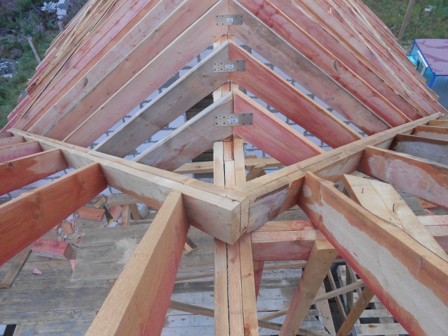 Вальмовая кровля г образная