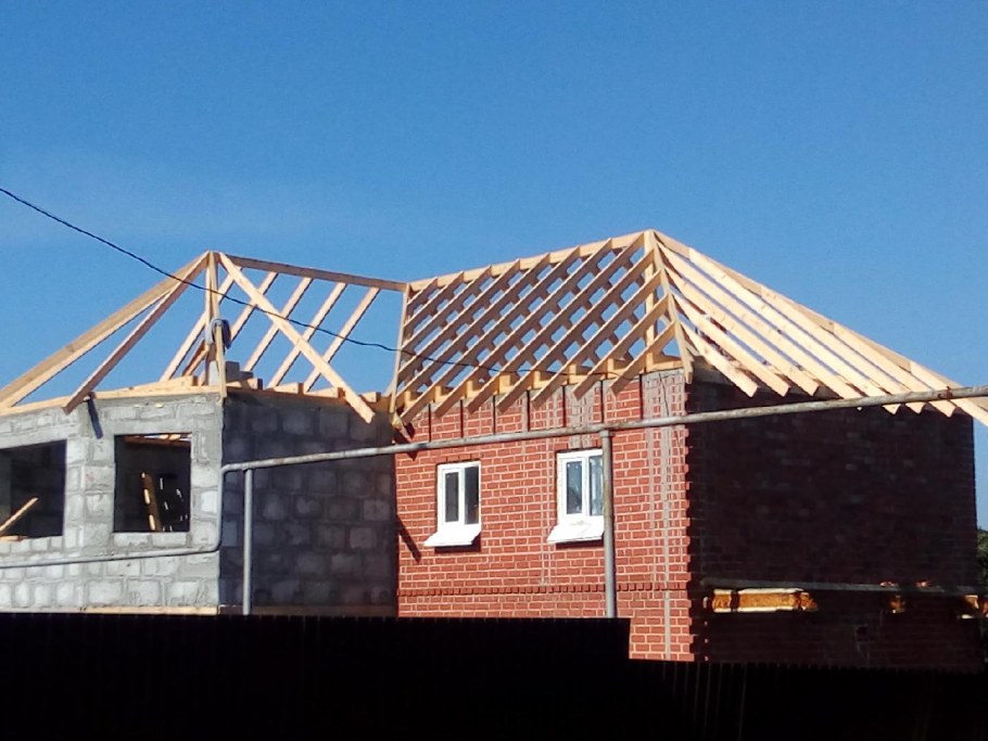 Двухскатная крыша с пристройкой