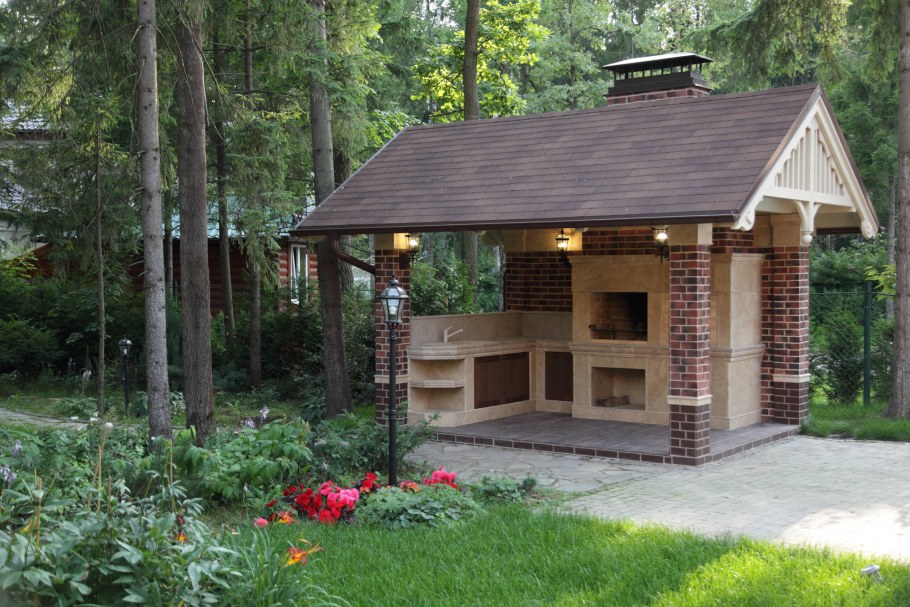 Маленькая барбекюшница из кирпича