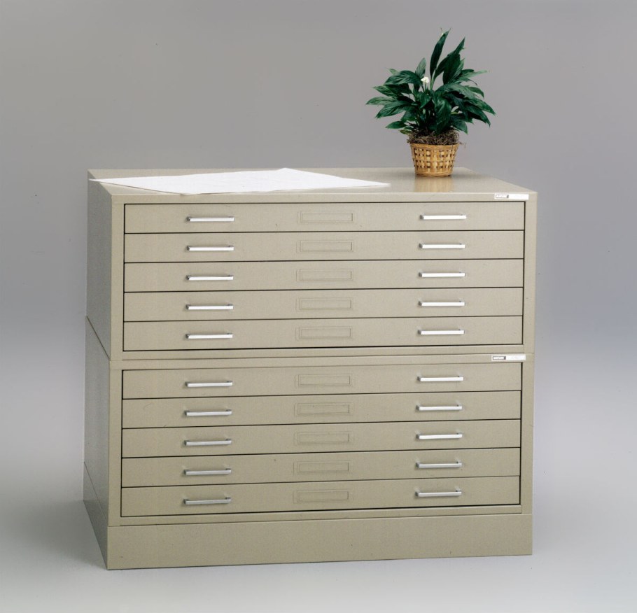Широкий комод с выдвижными ящиками