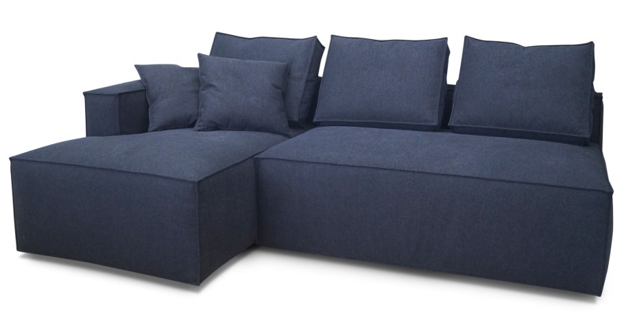 Угловой диван в маленькой комнате