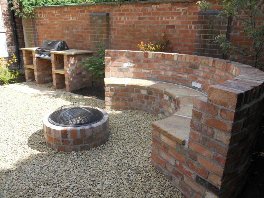 Зона барбекю из старого кирпича