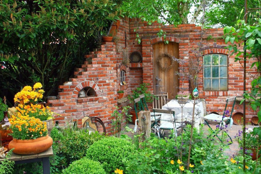 Декоративные руины из кирпича в саду