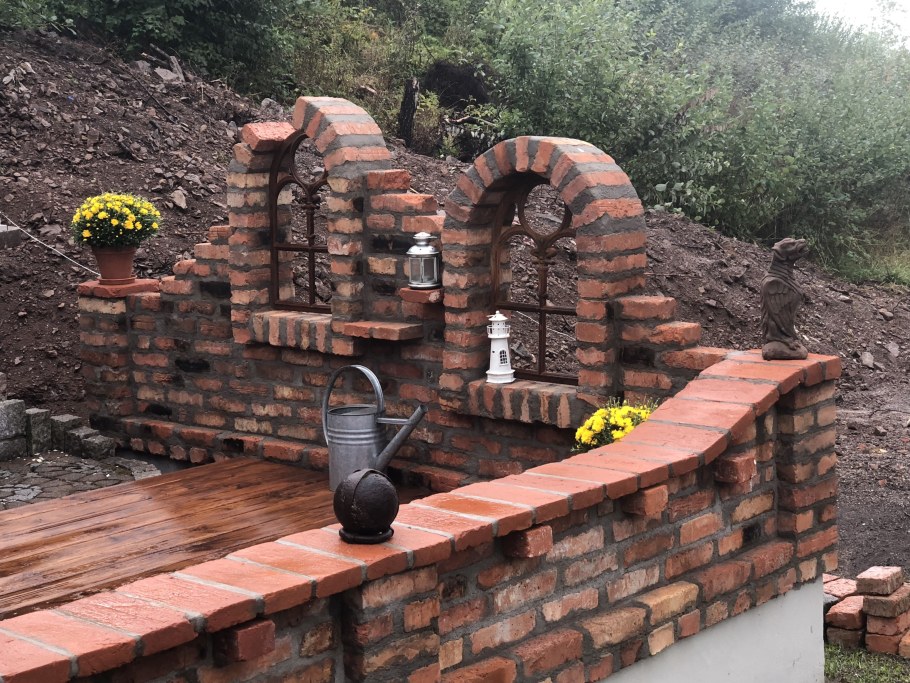 Декор из кирпича в саду