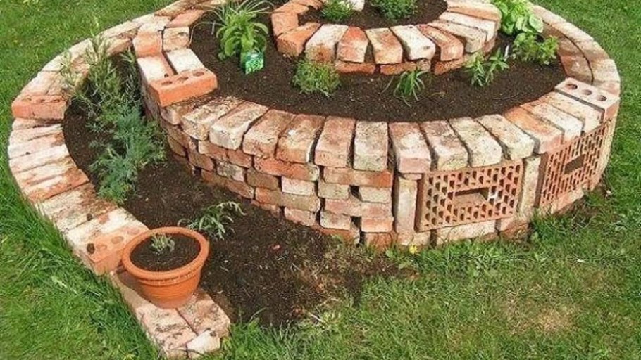 Клумба из старого кирпича