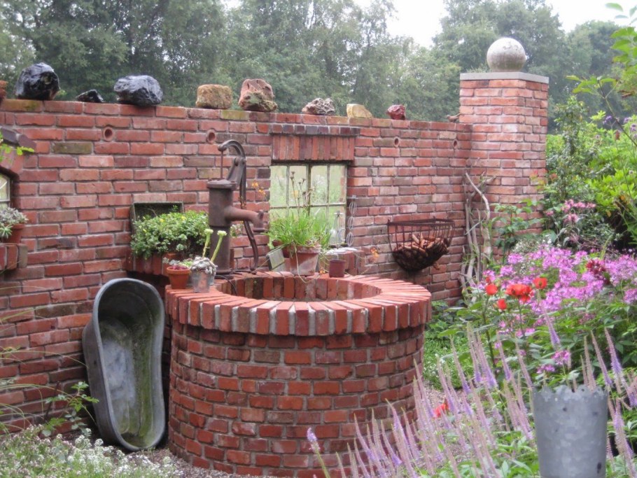 Садовый декор из кирпичей