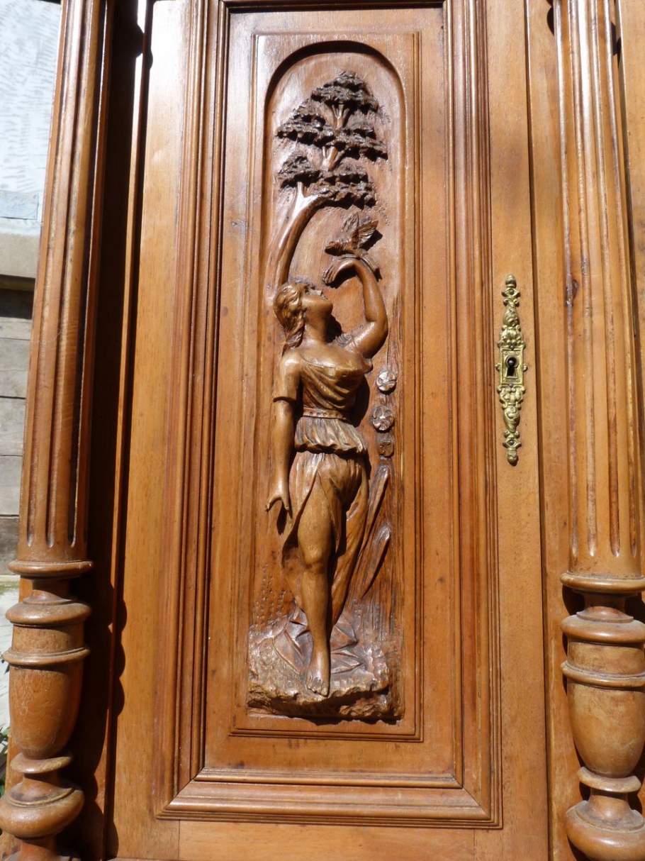 Двери резные деревянные