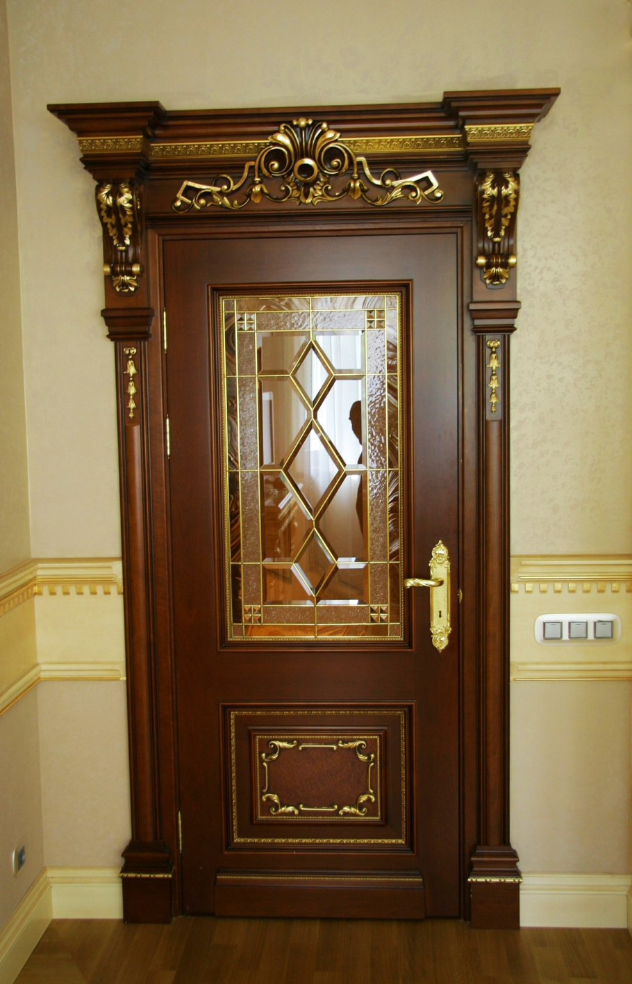 Необычные двери из дерева