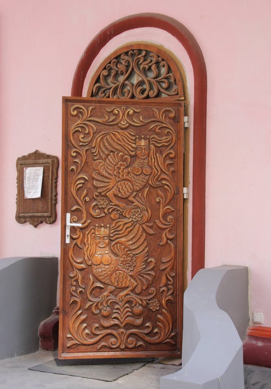 Двери резные деревянные межкомнатные