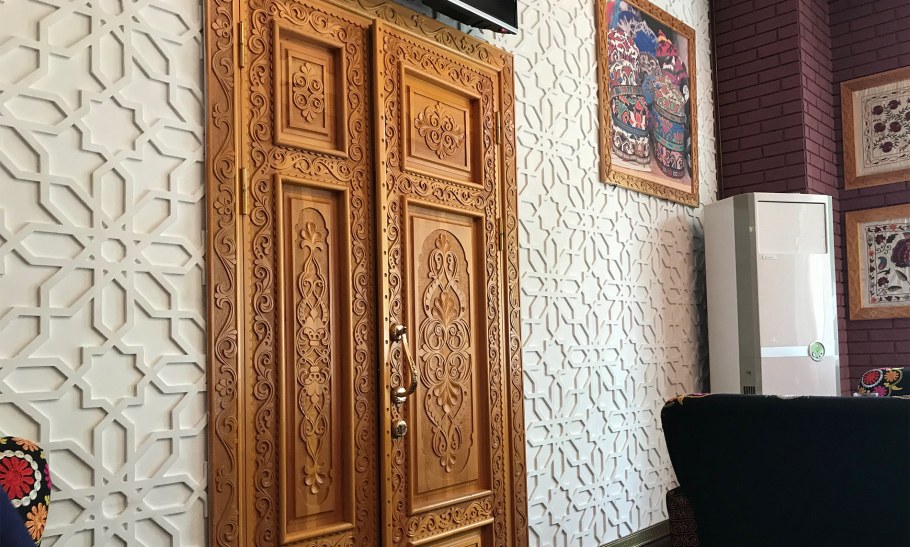 Резные наличники на двери