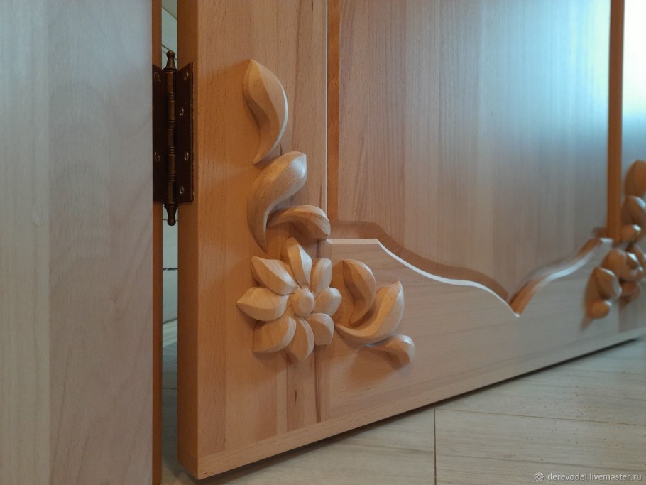 Двери из сосны резные