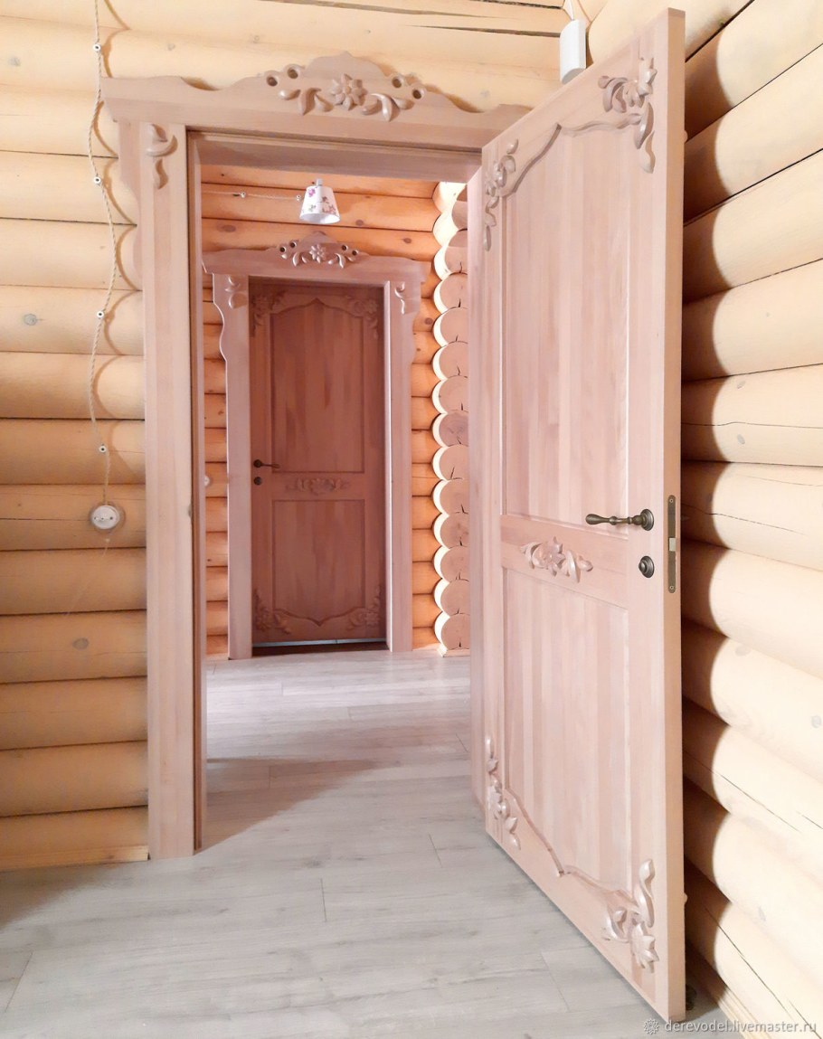 Дверь входная деревянная