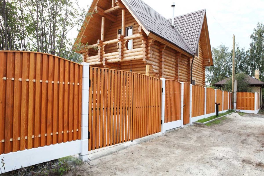 Красивый деревянный забор