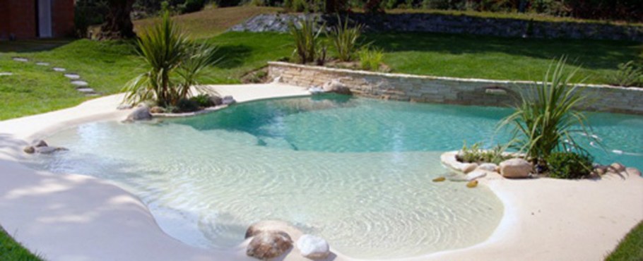 Бассейн с пляжем на даче