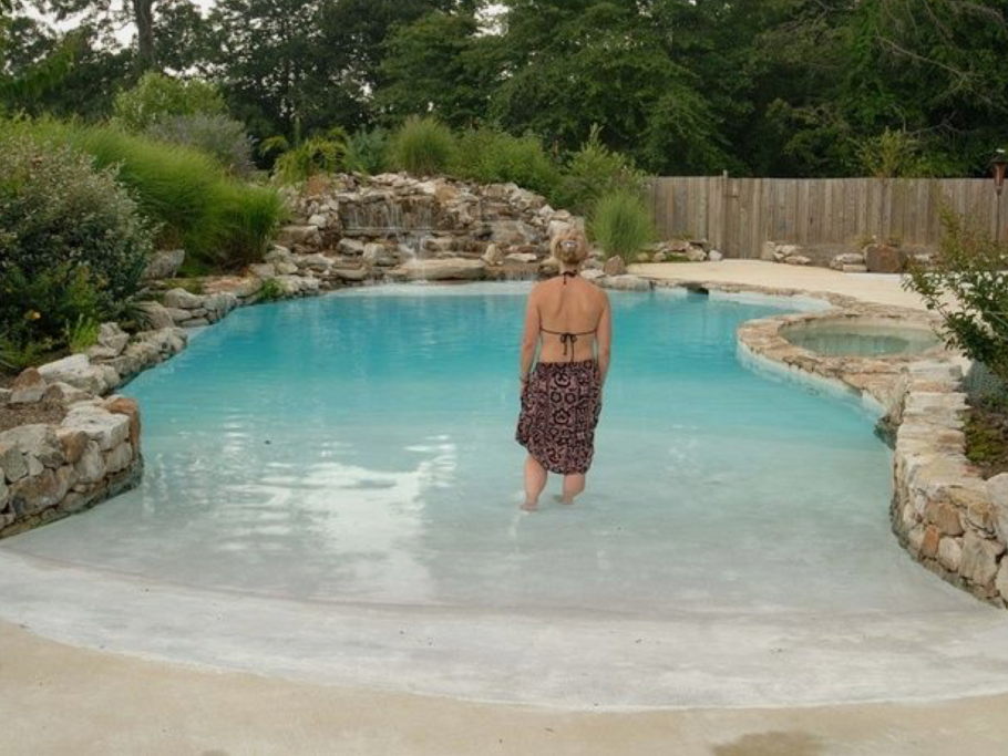 Бассейн с пляжем на даче