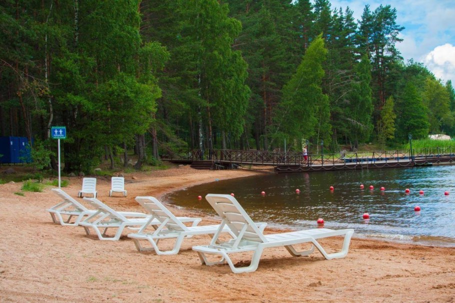 Пляж золотые Пески на Суходольском озере