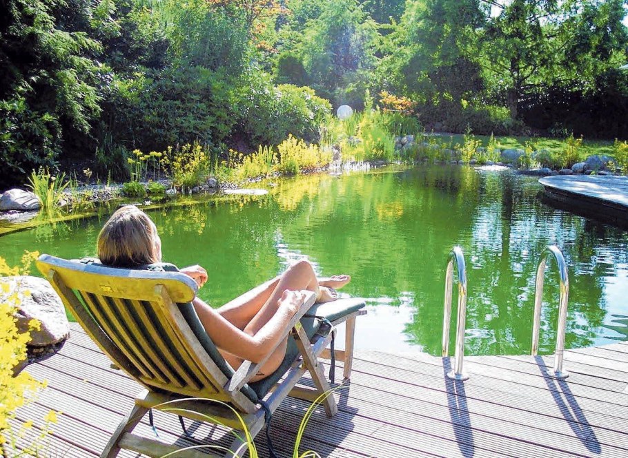 Шезлонг на даче у пруда