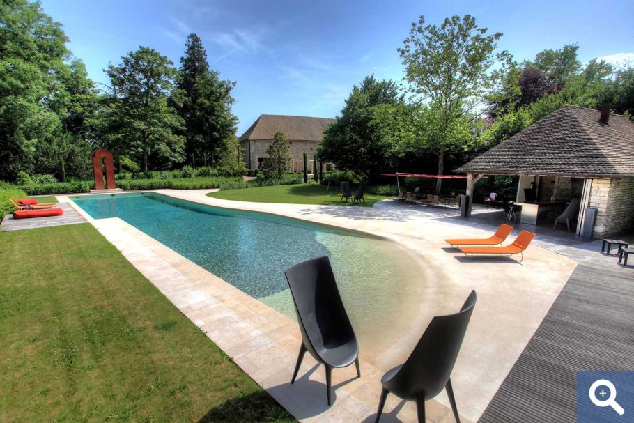 Зона отдыха у бассейна