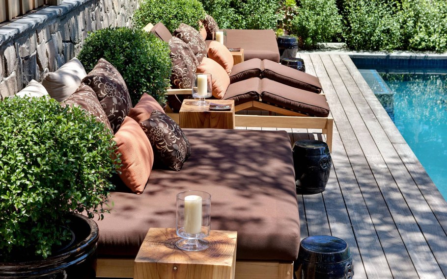 Лаунж зона на даче с бассе