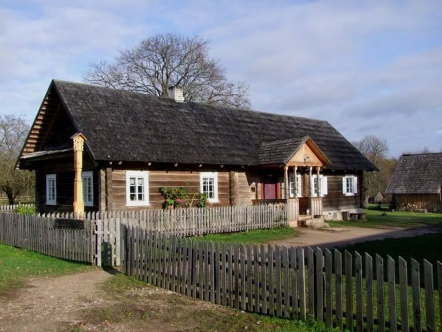 Старые одноэтажные деревянные дома