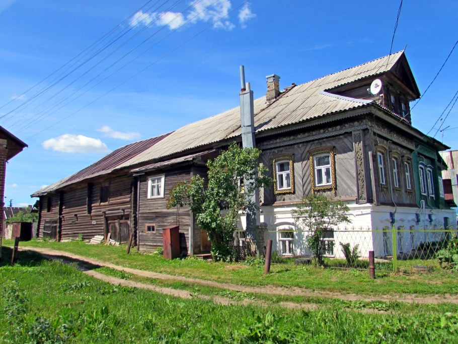 Старый деревенский дом двухэтажный