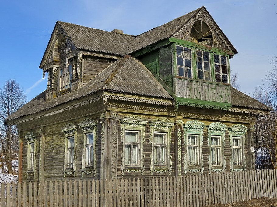 Старый деревянный дом в деревне
